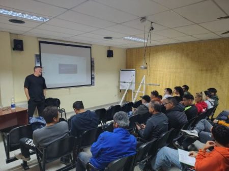 Esquel brindó capacitación para entrenadores y deportistas de fútbol con el reconocido preparador físico Pablo Santella