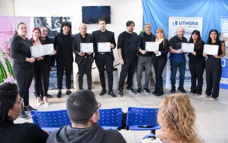 Puerto Madyrn - Sastre entregó certificados a quienes se capacitaron en gastronomía, hotelería y turismo