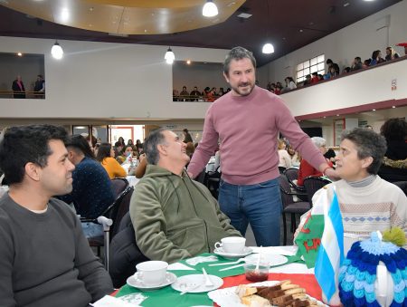 Merino acudió al té galés organizado por la escuela Ysgol Yr Hendre