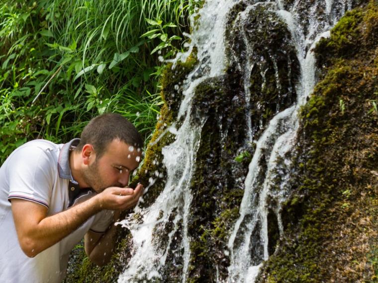 ¿Es seguro beber agua sin tratar?