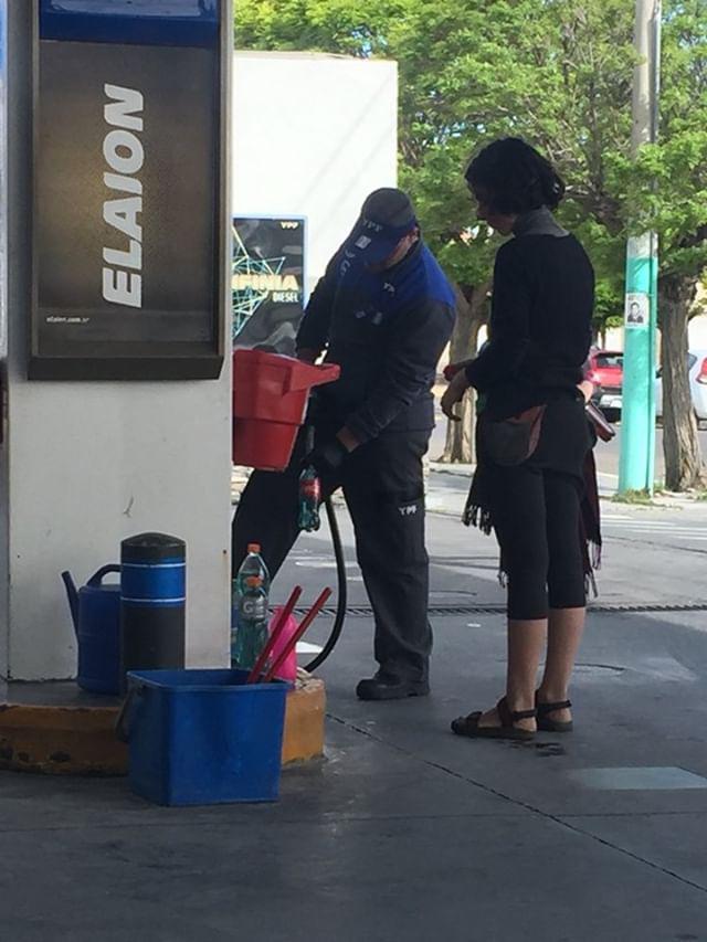 Clausuraron dos estaciones de servicio que vendían combustible en botellas a mujeres