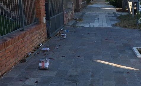 Denuncian que el gremio de camioneros tira latas de cervezas en la vereda