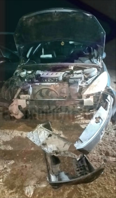 El automóvil Peugeot 307 quedó visiblemente dañado tras el vuelco. (Gentileza: FM Tropical)