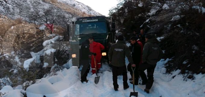 Gendarmería Nacional logró rescatar de la nieve a la familia Coronado en Cholila