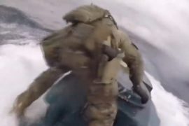 El impactante momento en que la Guardia Costera estadounidense frena un submarino narco