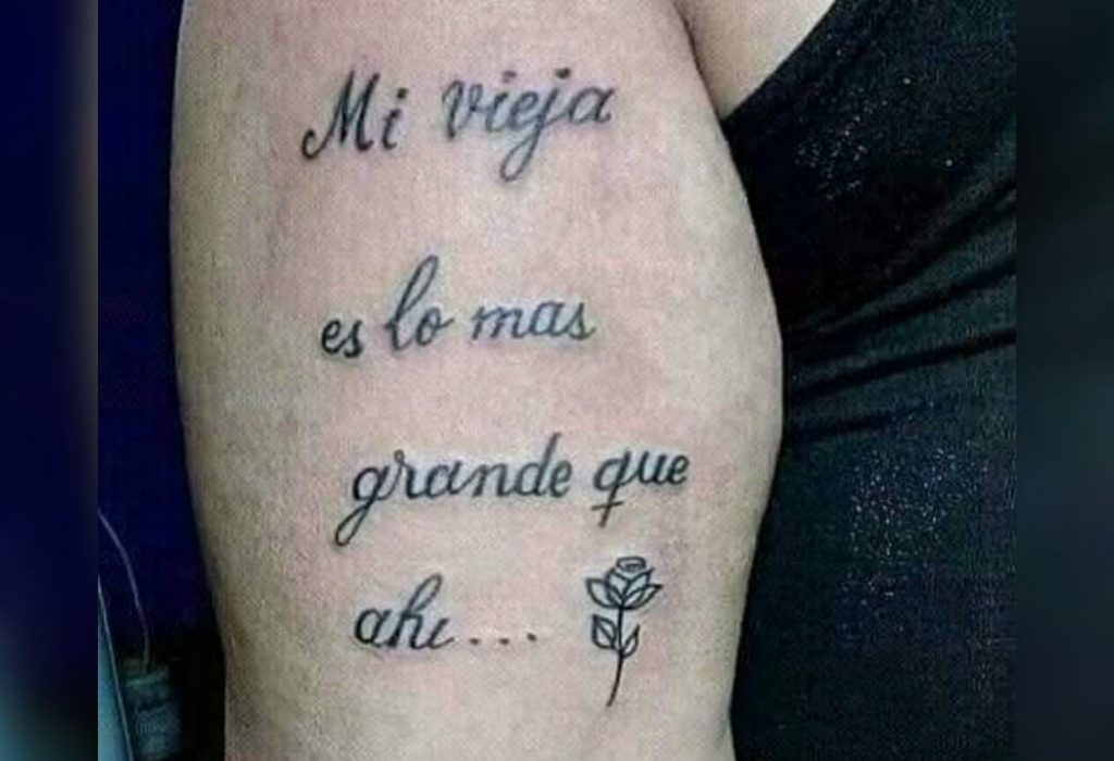 Se tatuó una frase dedicada a su madre y por un error se hizo viral