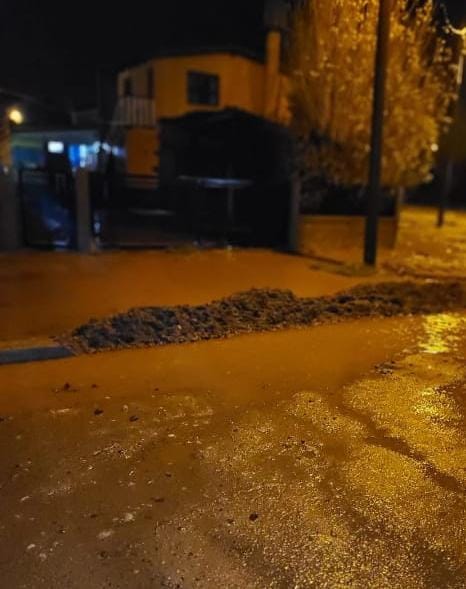Vecinos de El Maitèn inundados denuncian a Currilèn 