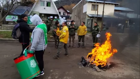 Este miércoles por la mañana brigadistas de Chubut se manifestaron frente a la Brigada de Las Golondrinas, sobre ruta nacional N.º 40, para pedir la apertura de las paritarias.