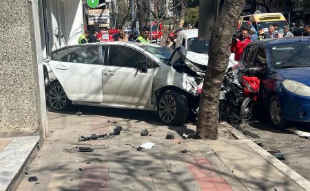 Sucedió cerca de las 13 en avenida Chacabuco y San Jerónimo. Entre los heridos hay motociclistas, ciclistas y peatones. Hay una mujer en grave estado.