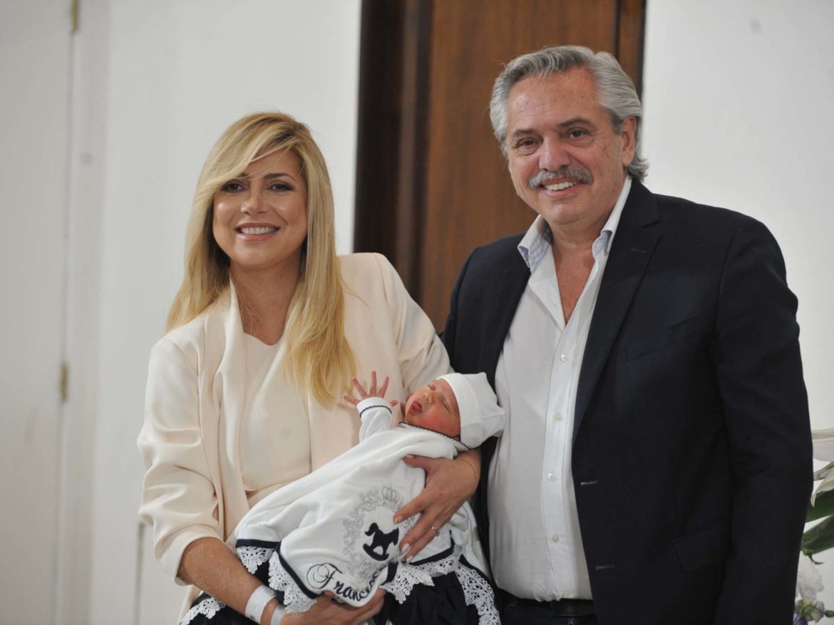 Alberto Fernandez y Fabiola Yánez con su hijo.