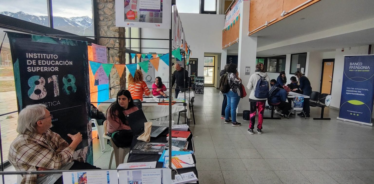 Fue durante la denominada “Expo UDC” donde se presentaron las carreras disponibles y sus salidas laborales. También se informó sobre becas, pasantías y programas que lleva adelante la institución educativa.