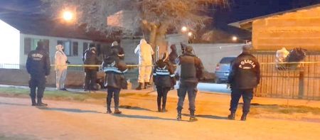 En la localidad de Trevelin, se produjo un hecho de homicidio en los primeros minutos del lunes. Según la información aportada por las autoridades policiales, el hecho se produjo a las 00:55 hs en un domicilio del Barrio Alborada.