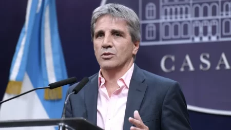 , Luis Caputo, anunció este jueves que el sector público nacional terminó agosto último con un superávit primario de casi $890.000