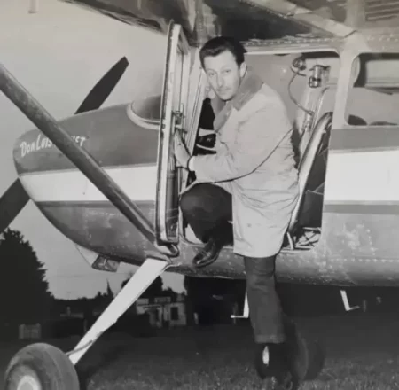 Un 8 de septiembre pero de 1964 el piloto Miguel Fitzgerald festejó su cumpleaños 38 con una aventura personal histórica: fue el primer argentino que voló y aterrizó en las Islas Malvinas, donde plantó la bandera de Argentina.