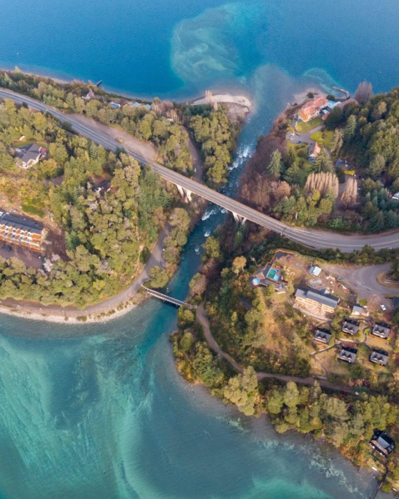 Puente que cruza río en la Patagonia