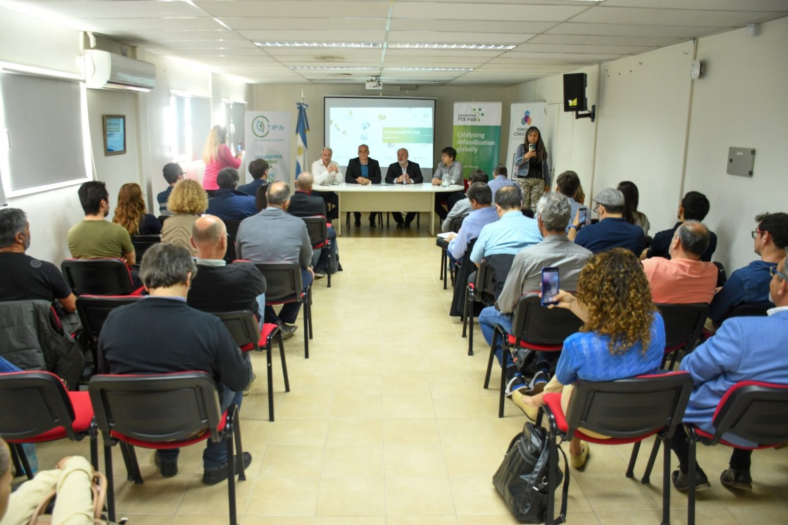 Durante la capacitación impartida por la Agencia Comodoro Conocimiento