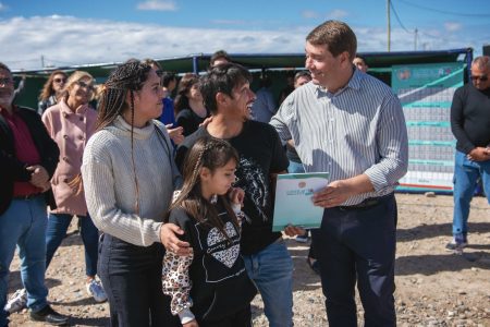 Intendente Biss entregando terrenos a las familias beneficiadas por el Programa Lotear