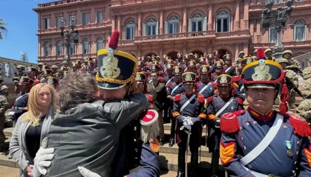 Milei y el Escuadrón Ayacucho celebrando juntos