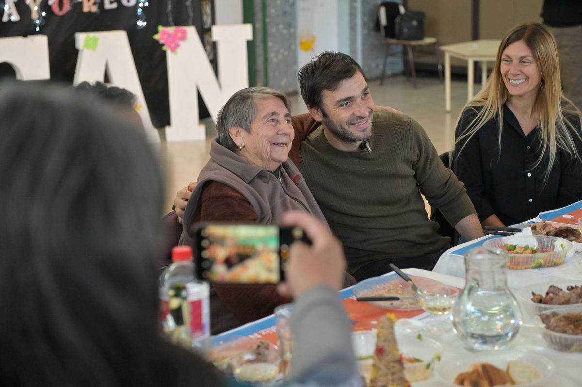 Nacho Torres y Papaiani compartieron un agasajo de fin de año con personas mayores de la Meseta chubutense