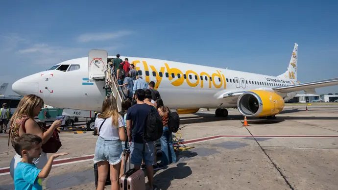 Avión de Flybondi en pista