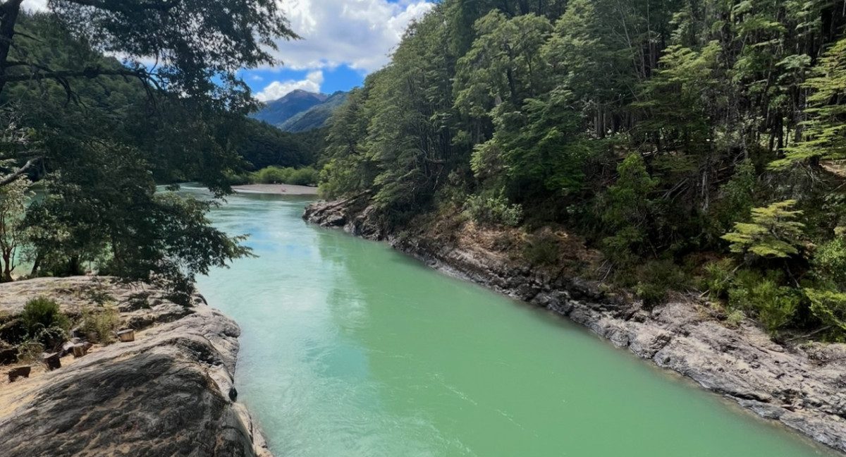 El río de la Patagonia que hipnotiza con su celeste vibrante. Foto canal26.com