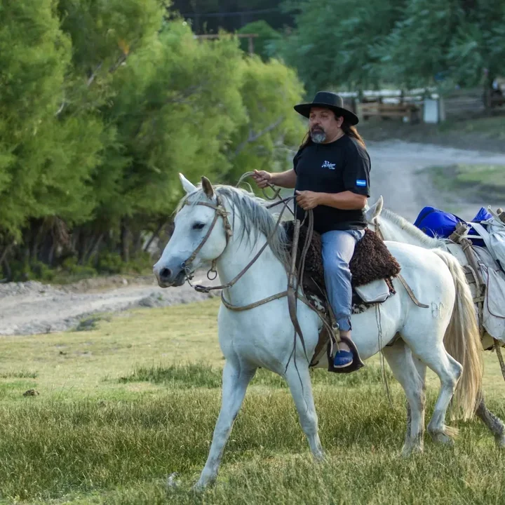 Galopes del Sur, un emprendimiento de cabalgatas que invita a conocer la historia de la vida en el campo de la Patagonia