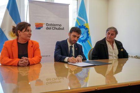 El gobernador de Chubut firma convenio de transicion energetica