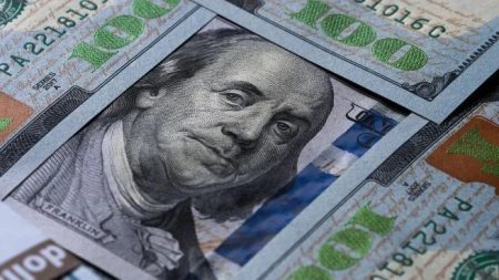 El dólar blue cayó $25 y la brecha con el oficial casi se cierra