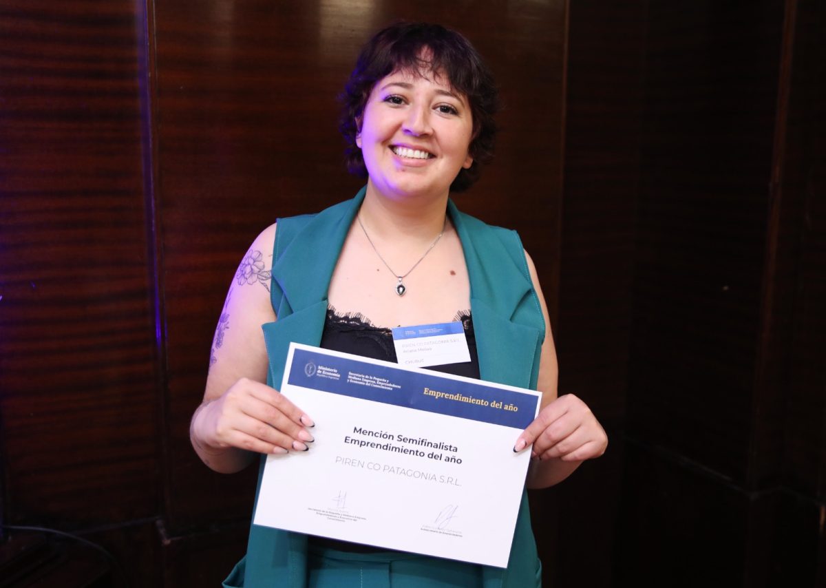 Arina Mellao recibimiento de reconocimiento en concurso de "Emprendedor del Año"