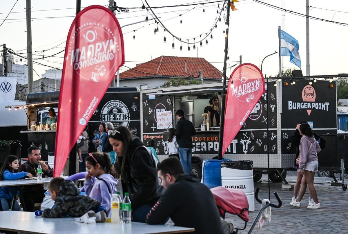 Escenario y público en Madryn Comestible