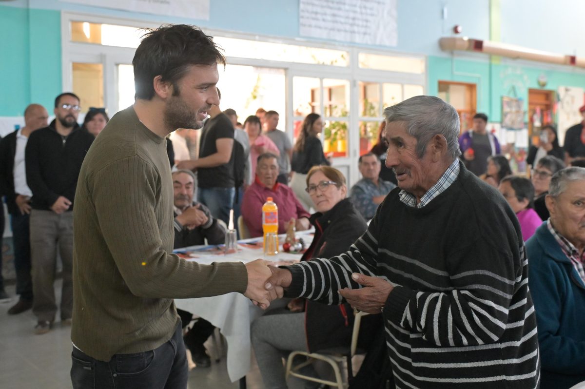 Nacho Torres y Papaiani compartieron un agasajo de fin de año con personas mayores de la Meseta chubutense