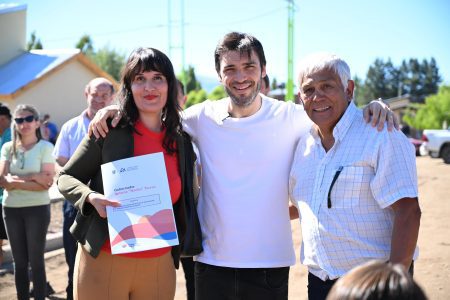 Nacho Torres encabezó una emotiva entrega de viviendas a familias de El Maitén