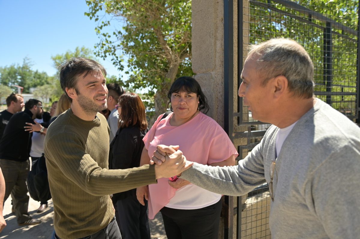 Nacho Torres y Papaiani compartieron un agasajo de fin de año con personas mayores de la Meseta chubutense