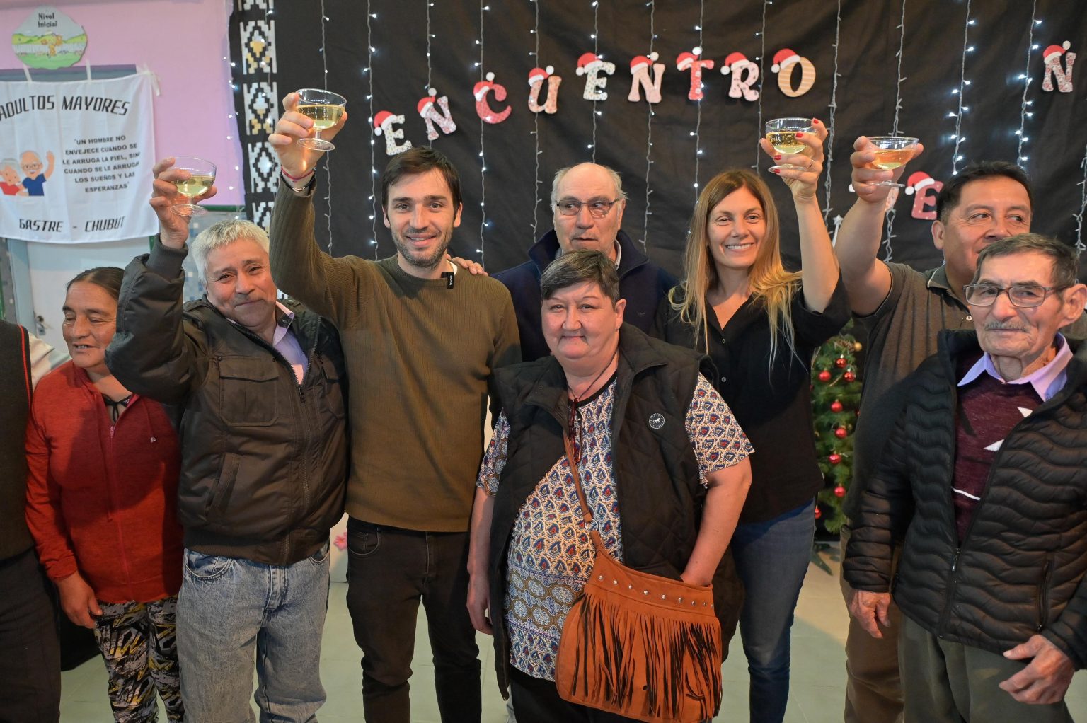 Nacho Torres y Papaiani compartieron un agasajo de fin de año con personas mayores de la Meseta chubutense