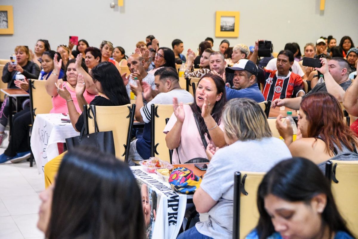 Sastre entregó productos navideños en distintos espacios comunitarios de la ciudad