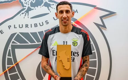 Di María con trofeo