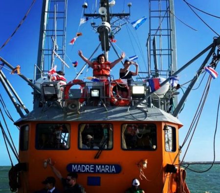 Barco pesquero femenino en Rawson