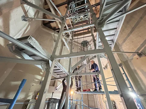 La instalación de un ascensor en el Obelisco