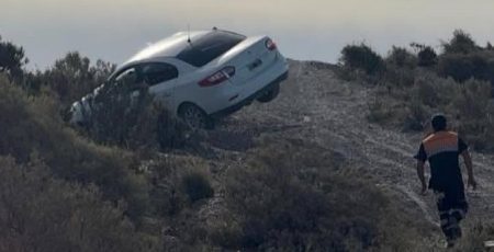 Auto colgado en barranco