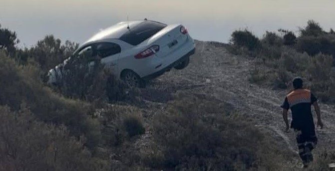 Auto colgado en barranco