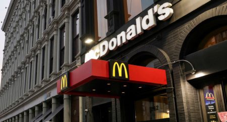 McDonald's becas discriminación