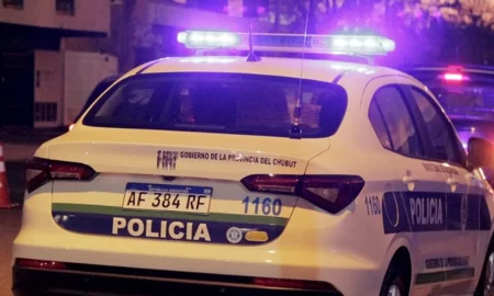 Policía salvando a bebé en Rawson