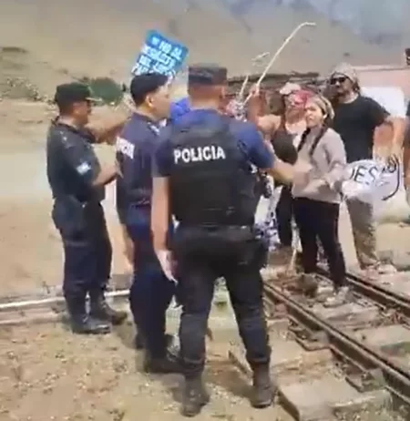 Manifestantes interrumpen recorrido La Trochita