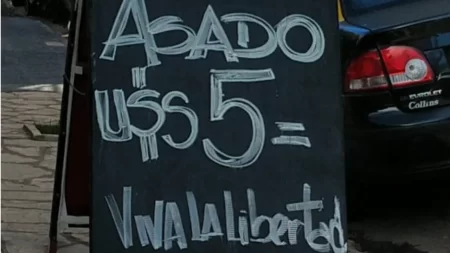 Cartel con precios en pesos y dólares