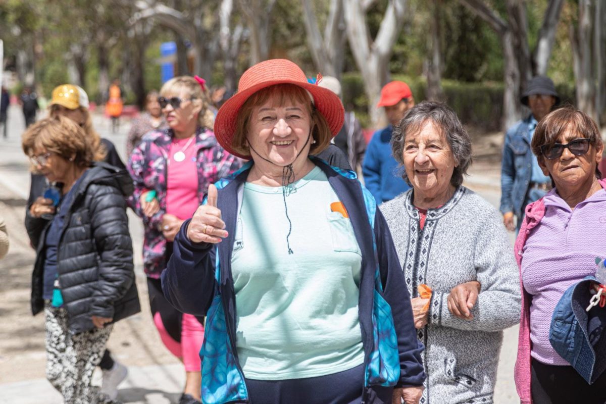 jóvenes y adultos en actividades