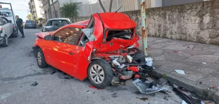 Joven choca dos autos