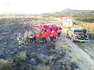 bombero sofocando incendio