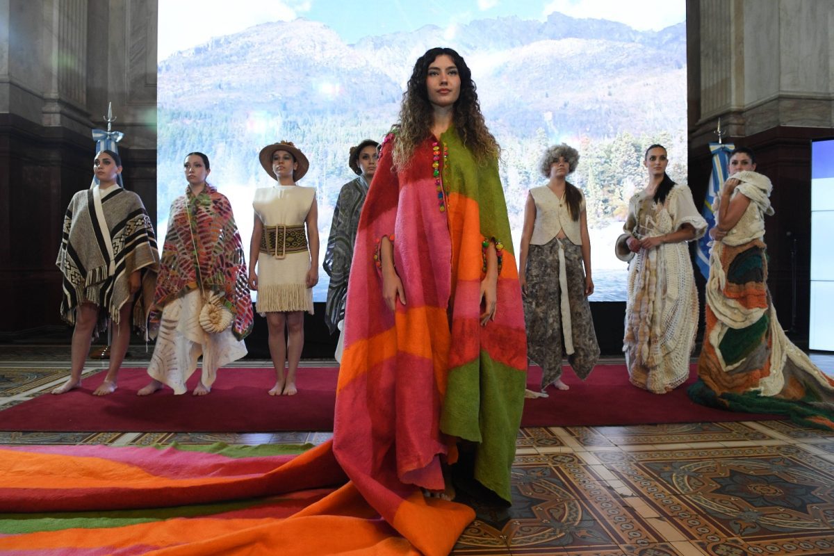 Homenaje tradición textile en "Chubut Territorio Creativo"