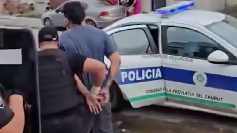 jóvenes presos por policía