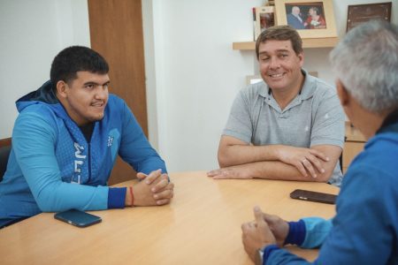 Biss recibe boxeador local